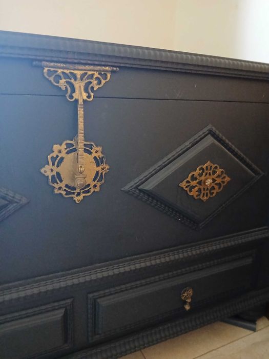 Baú vintage pintado de preto