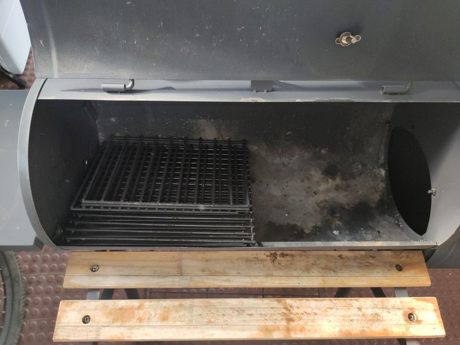 Grelhador a carvão portátil