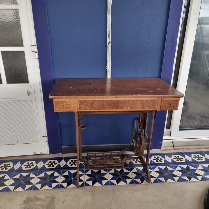 Máquina de Costura Oliva com Móvel