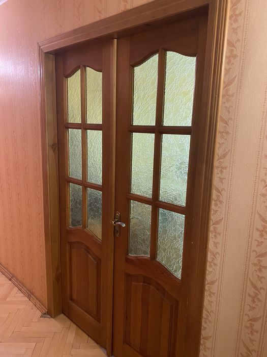 Двері міжкімнатні з замками ,рамами,лиштвою стан нових!