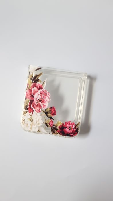 To eleganckie etui zostało zaprojektowane  dla Samsung Galaxy Z Flip 5