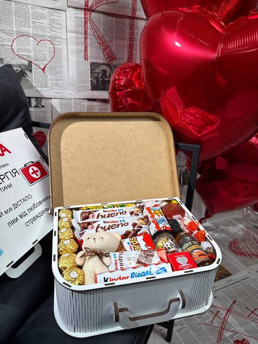 Солодкий набір на подарунок до 14 лютого у вигляді Аптечки.