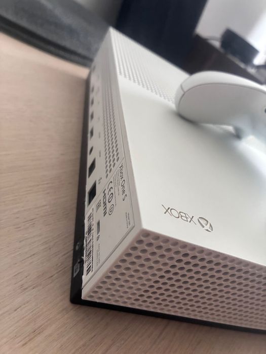 XBOX ONE S + pad