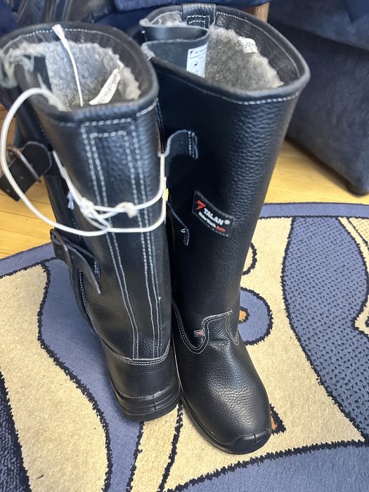 Продам черевики шкіряні берци 43р. чоботи зимові 38р.