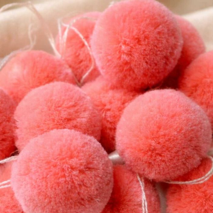 Продам помпоны из пряжи для шапок