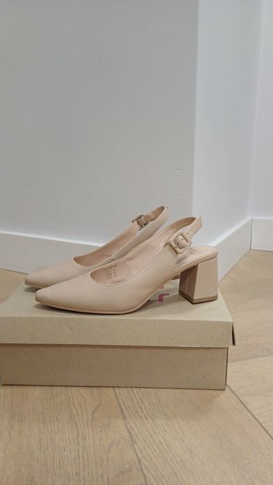 Beżowe pantofle z odkrytą piętą na obcasie słupku