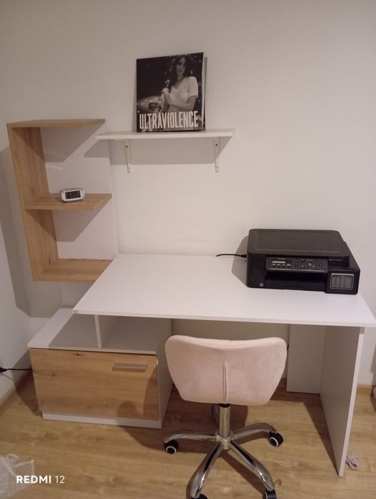 Biurko białe z elementami drewna