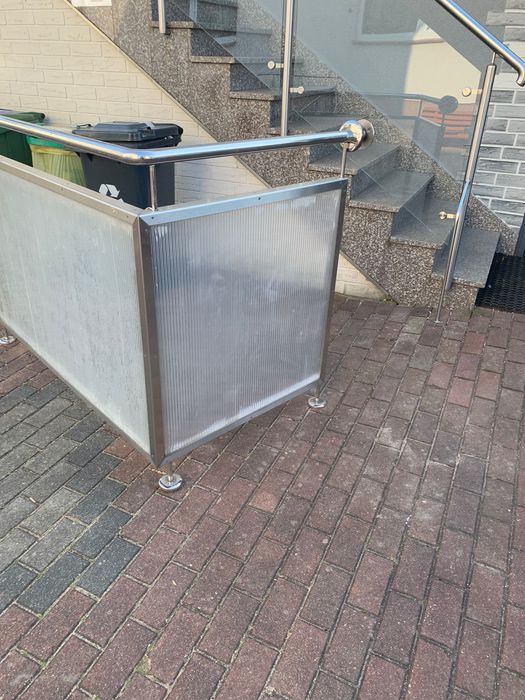 Balkony i balustrady ze stali nierdzewnej.