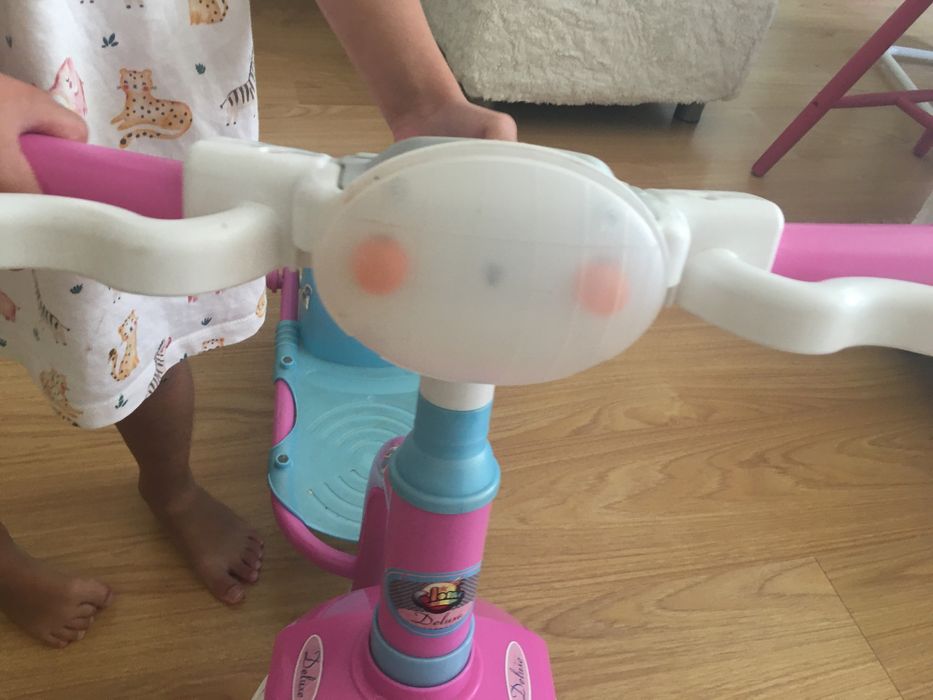 Mota menina trotinete com pisca e luz