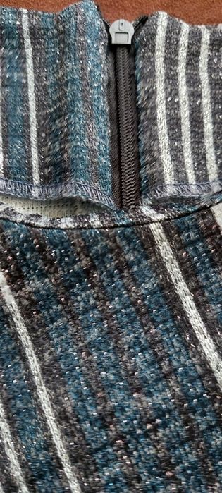 Sukienka długi rękaw prążki błyszcząca