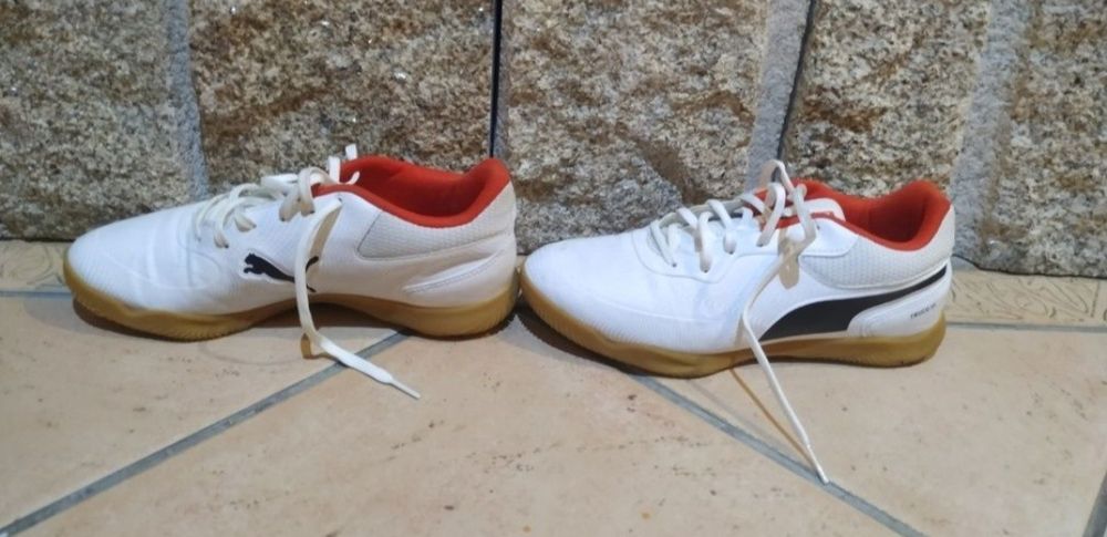 Sapatinhas de futsal brancas