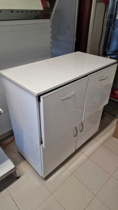 Vendo armário com gavetão para comércio, tem rodinhas nos pés.