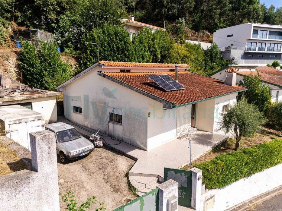 Moradia Térrea com grande potencial | Garagem e Jardim