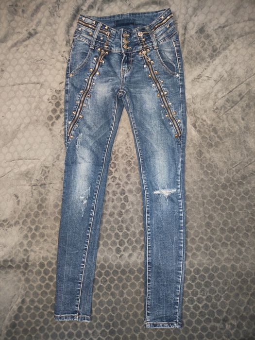 NOWE piękne spodnie damskie jeans z pięknymi dodatkami.