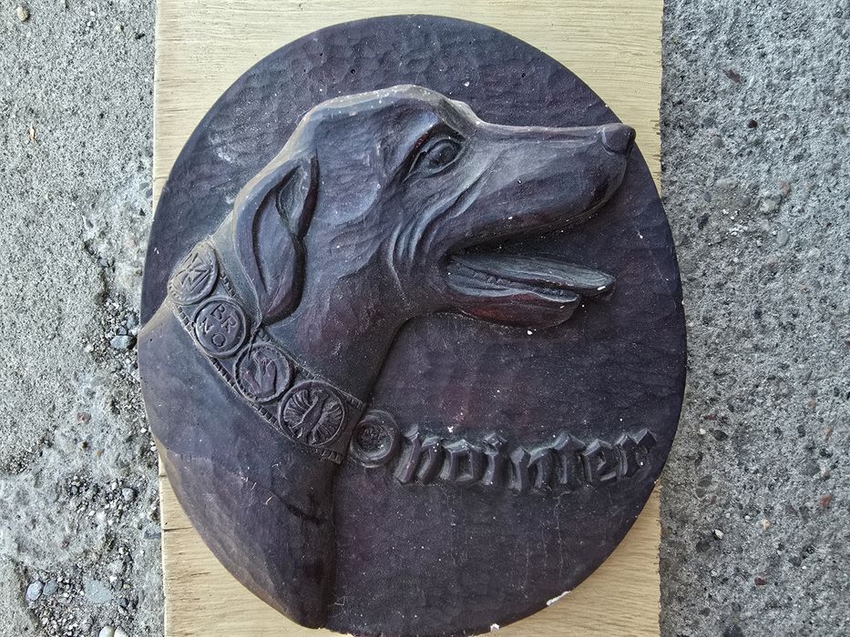 Stara dekoracyjna rzeźba ścienna przedstawiająca głowę psa