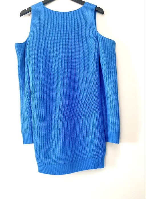 Sweter niebieski z dziurami dekolt rozmiar uniweresalny