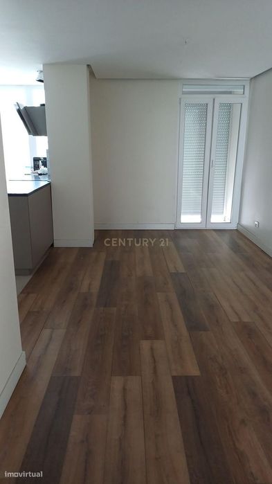 Apartamento T4 remodelado e com varandas frente ao Spacio Shopping dos