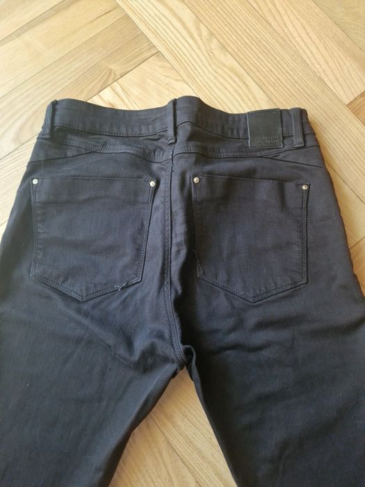 Czarne spodnie rurki z dziurami. STRADIVARIUSRozm. S