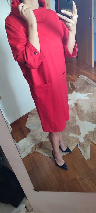 Vestido vermelho midi, com gola e botões