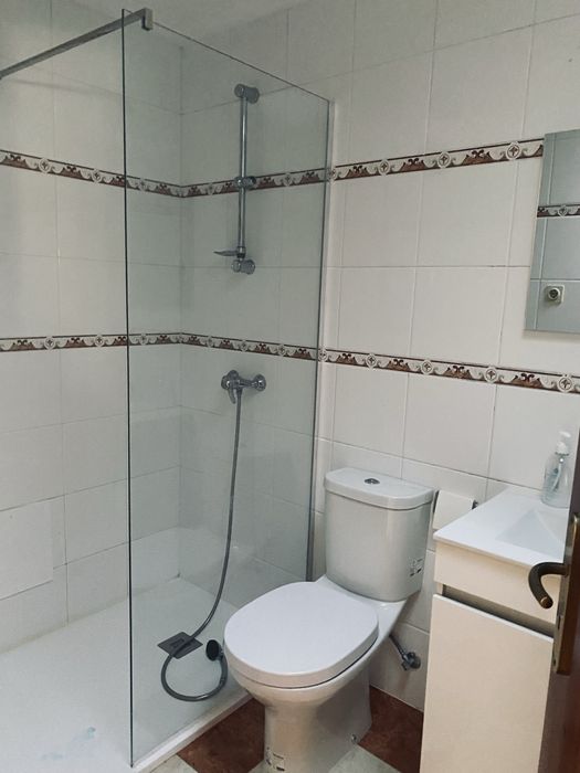 Quarto e casa de banho individuais .