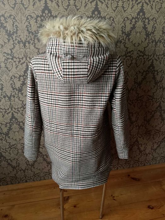 długa kurtka zimowa w kratę parka