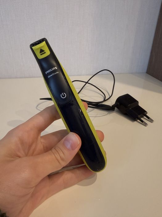 Тример / електробритва Philips OneBlade QP2520 (тушка + зарядка)
