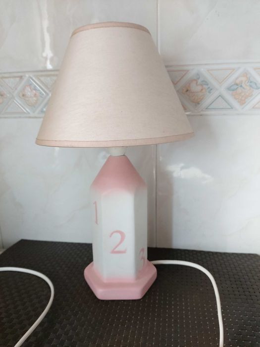 Candeeiro rosa com letras e números