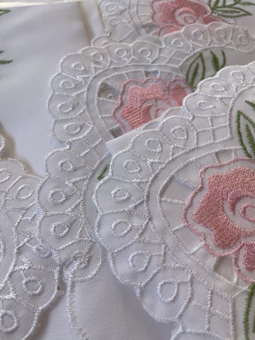 Nowy Obrus z pięknymi haftami Tekcan Tekstil 150x220