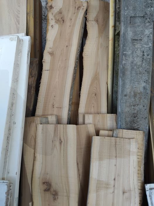 Tabuas de madeira de ulmeiro secas