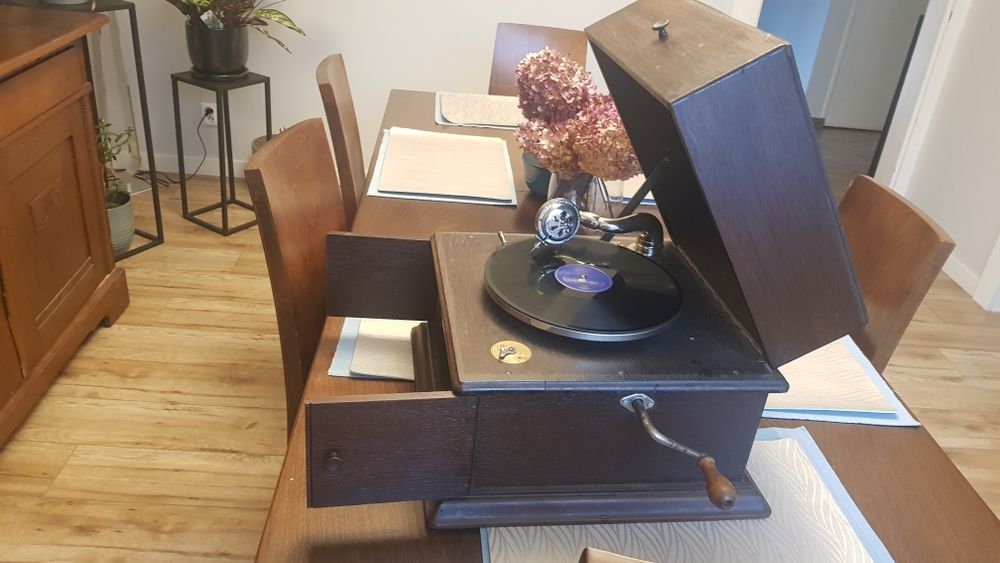 Gramofon ,patefon  lata 20 ,plyty sprawny