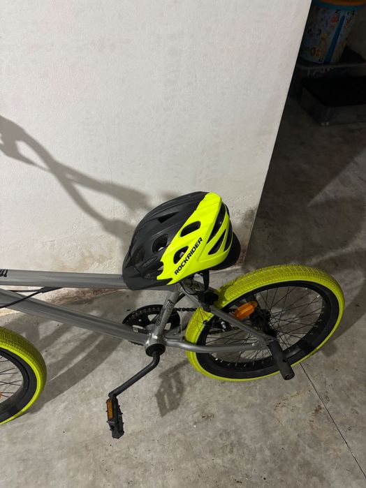 Bicicleta bmx verde e preta