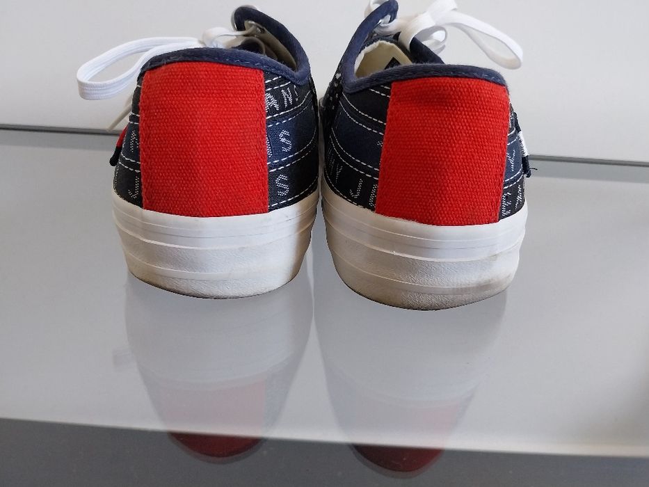 Trampling Tommy Hilfiger