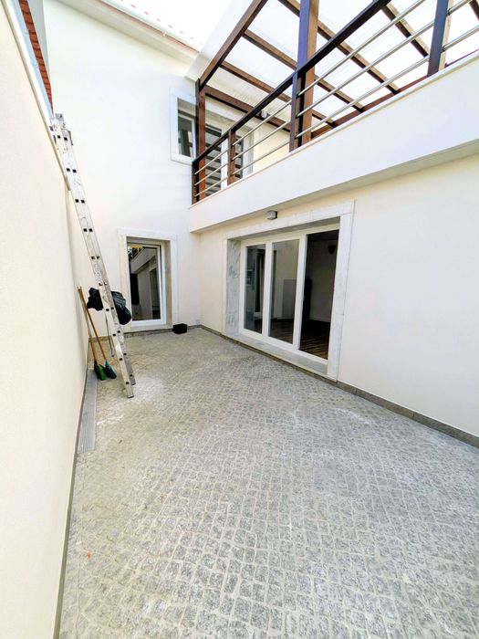 T2 novo em moradia germinada com vista mar