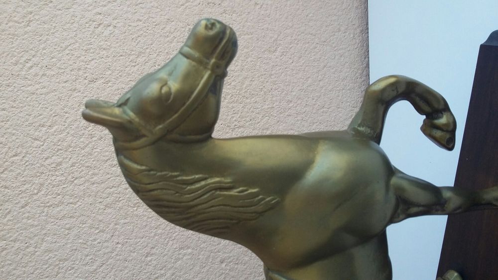 Cavalo em latão base madeira