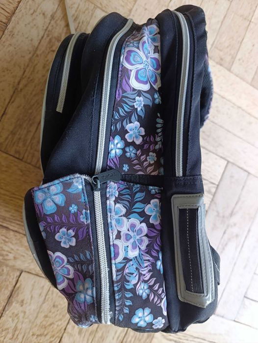 Plecak szkolny TopGal z dwiema komorami, z motywem kwiatowym.