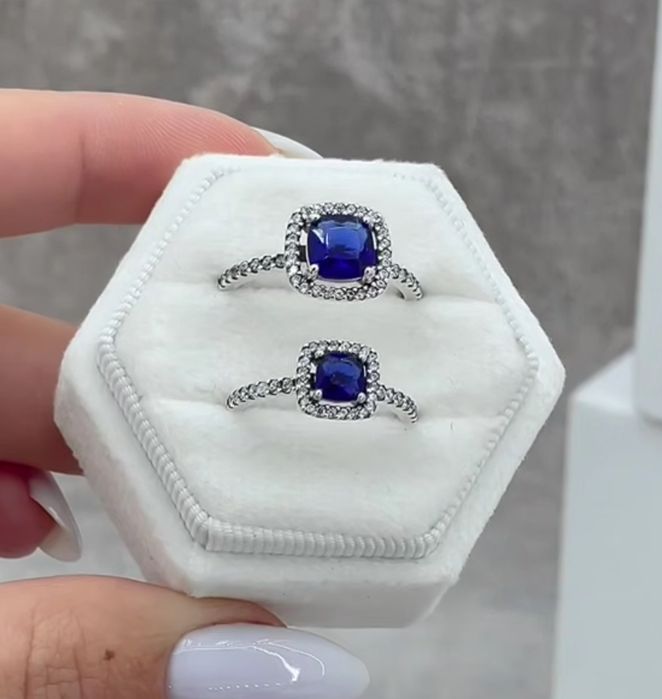 Срібна каблучка з блискучим синім квадратним каменем