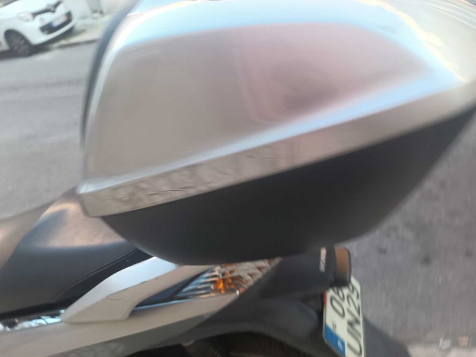 Honda SH300i – Muito bem estimada – 2 chaves