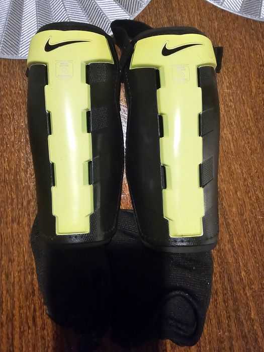 Proteção ao gêmeos ou caneleira Nike