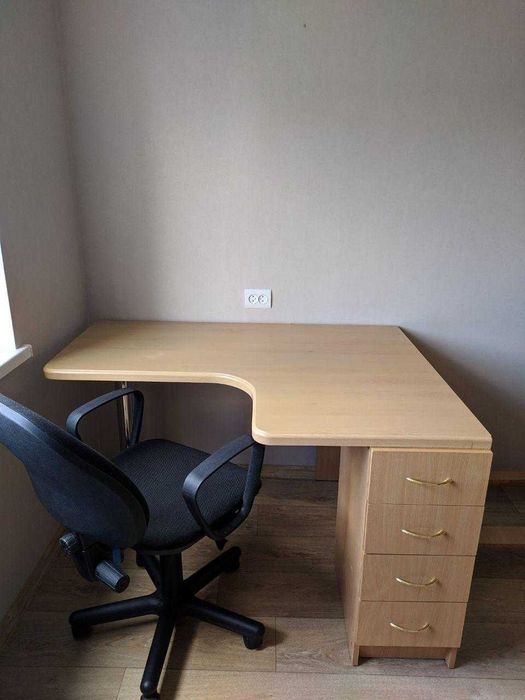 Стіл угловий в кімнату