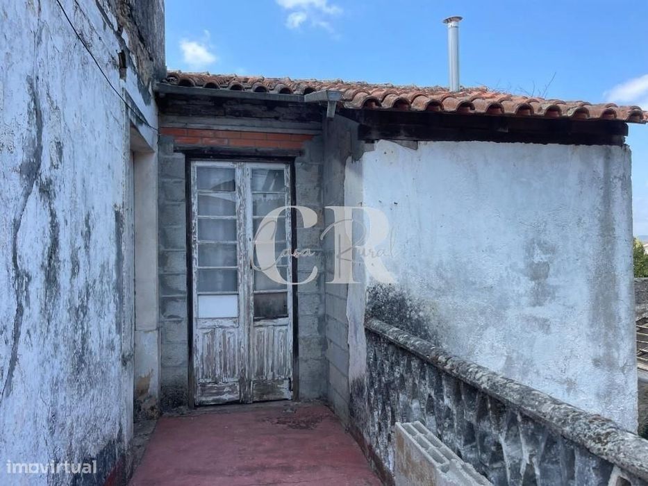 Moradia T2 geminada para renovação, com anexos e terreno, perto da Lou