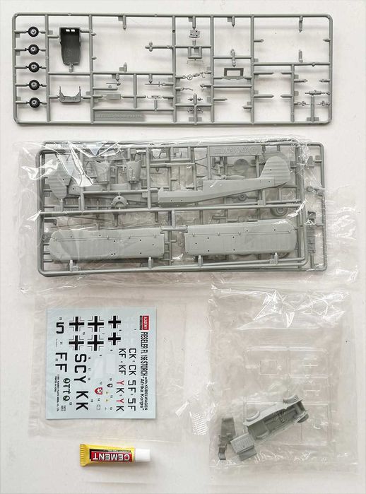 Academy_Fieseler FI.156 Storch “Africa Korps” with kübelwagen. ESc.1:72. Completo e como novo.