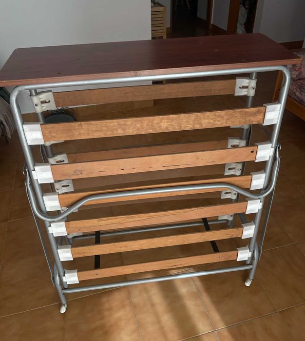cama dobrável com ripas de madeira