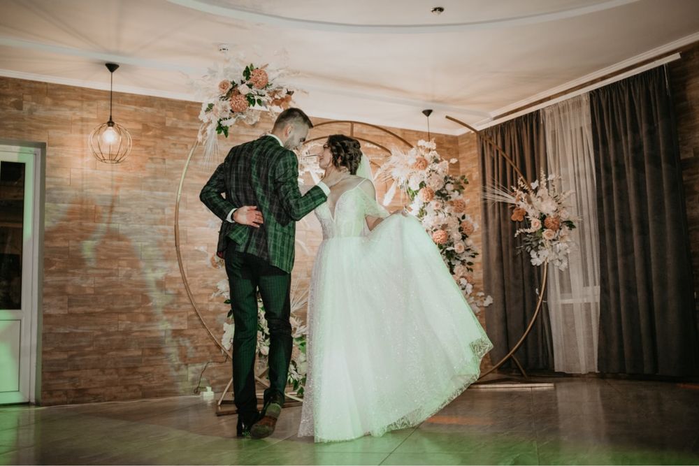 Неймовірна весільна сукня, гарно переливається