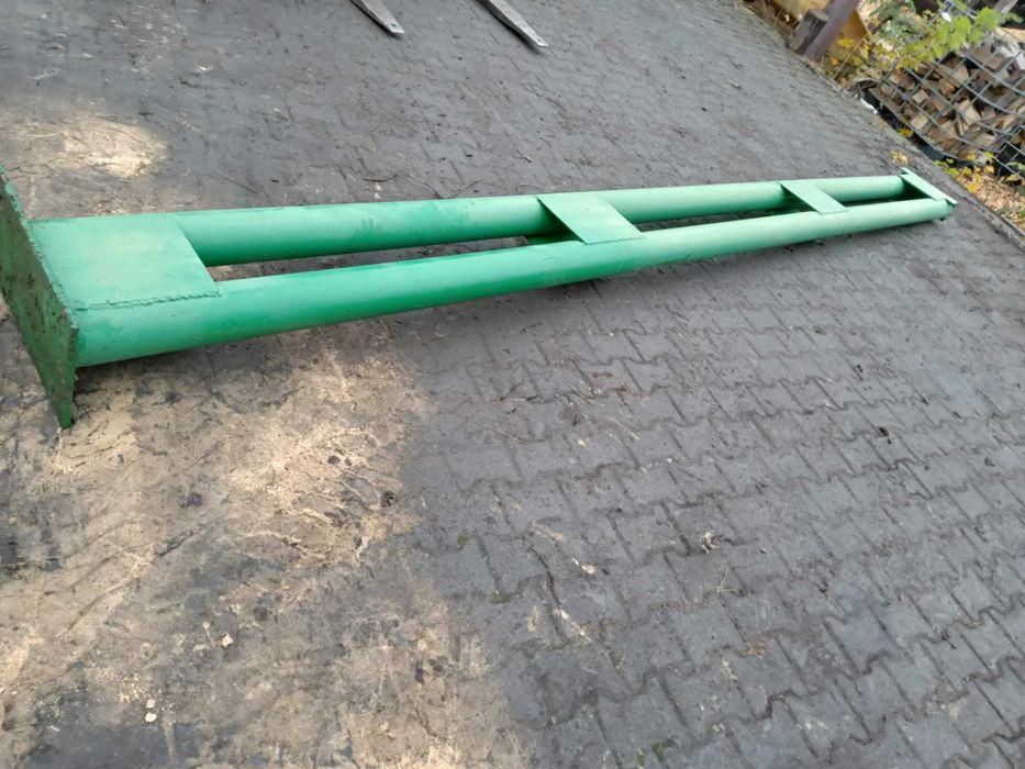 Słupy budowlane dwugałęziowe z rury, piaskowane i malowane