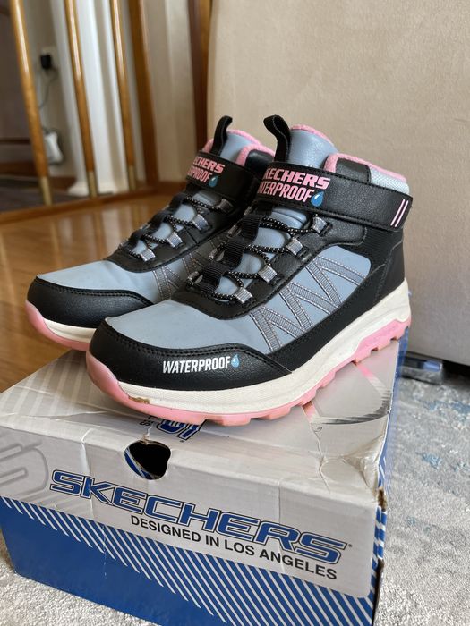 Продам термоботиночки Skechers на девочку в идеальном состоянии