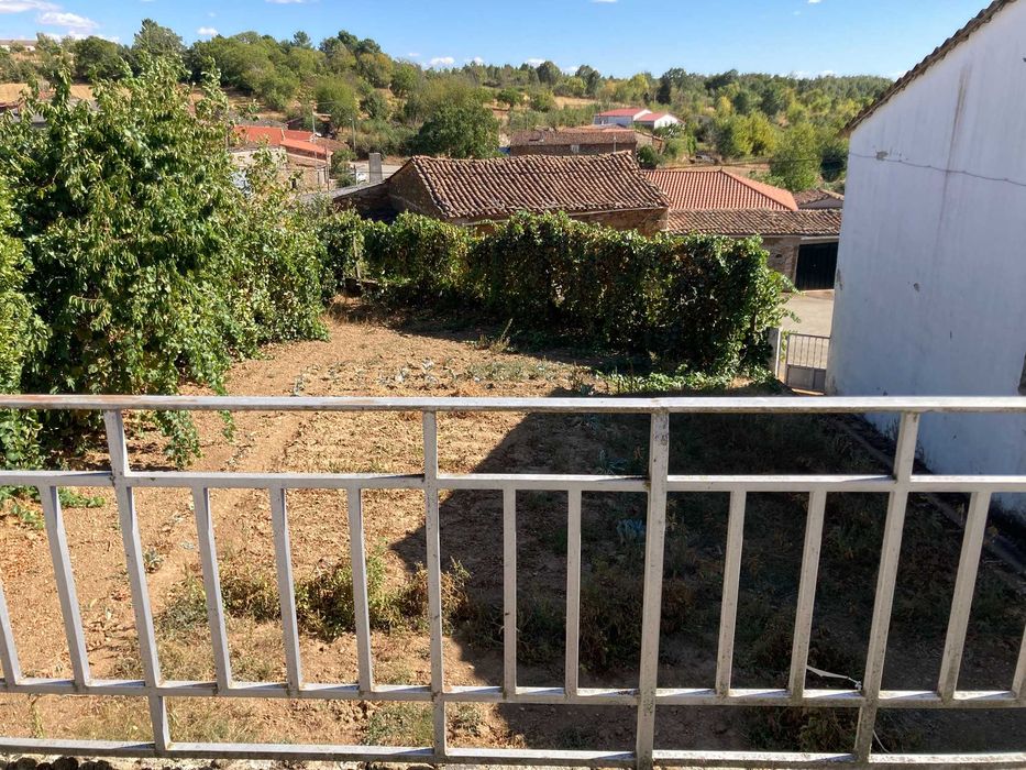 Moradia V6 independente e outros lotes