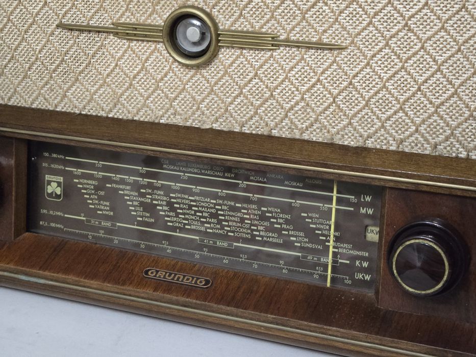 Rádio antigo reparado Grundig