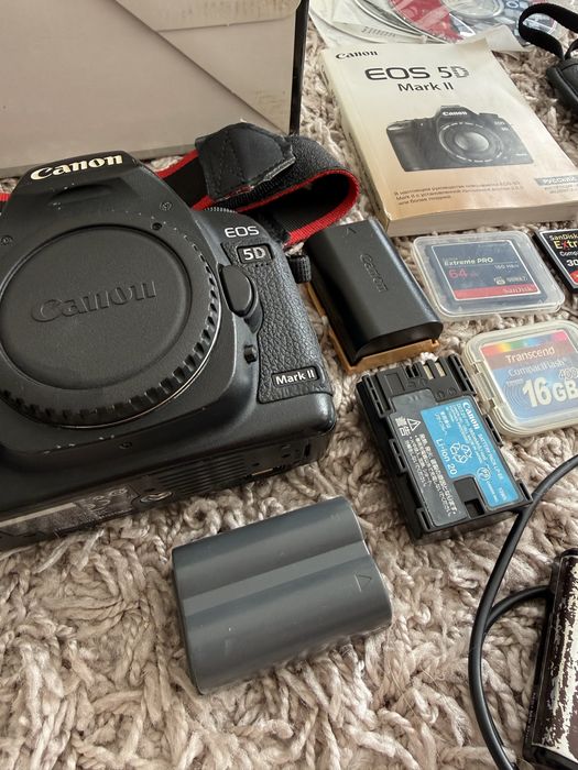Canon EOS 5D Mark II + батарейний блок + зарядний + 3 карти пам’яті + повний комплект