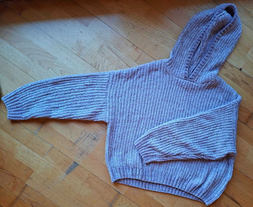 Sweter z kapturem