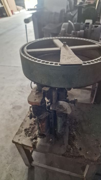 Maquina para fazer cavilhas e cortar